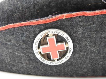 null BOITE en bois de forme rectangulaire avec insigne de la Croix-Rouge rapporté...