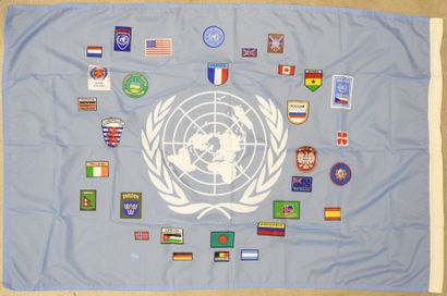 null GRAND DRAPEAU de l'ONU, en polyester, parsemé des écussons de plusieurs pays....
