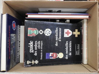 null FORT LOT de 4 cartons contenant livres historiques, cassettes VHS et divers...