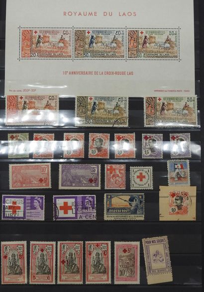 null ALBUM de timbres français et étrangers sur le thème de la Croix-Rouge, oblitérés...