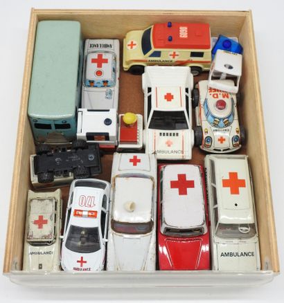 null IMPORTANT LOT d'environ cinquante petites voitures médicales en métal, plastique...