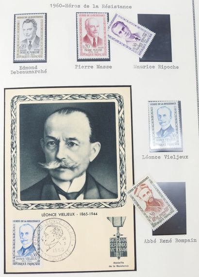 null ALBUM de timbres et de cartes postales sur le thème de la France libre et de...