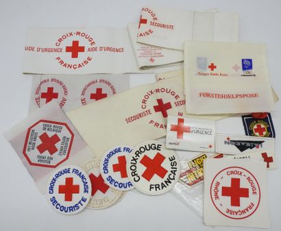 null FORT LOT DIVERS en lien avec la Croix-Rouge, comprenant notamment des insignes,...