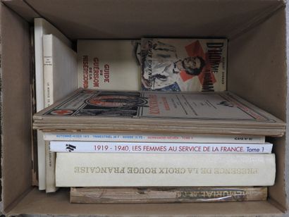 null FORT LOT de 4 cartons contenant livres historiques, cassettes VHS et divers...