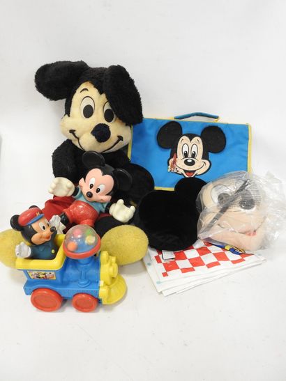 null MICKEY MOUSE : Peluches, cartable, figurines, jouets (...).