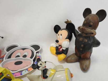 null MICKEY MOUSE : Figurines en plastique, bois et faïence, plats en plastique,...
