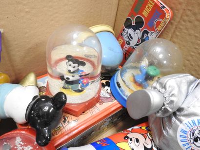 null MICKEY MOUSE : Seaux, gourdes, boules à neige, figurines faïence et plastique,...
