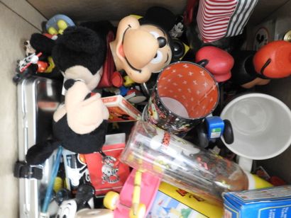 null LOT MICKEY MOUSE : Peluches, figurines, tasses, Boîte à musique, corde à sauter,...