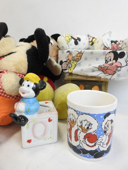 null ENSEMBLE MICKEY MOUSE : Peluches, verres, tirelires, (...)