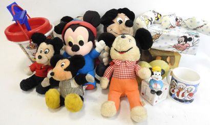 null ENSEMBLE MICKEY MOUSE : Peluches, verres, tirelires, (...)