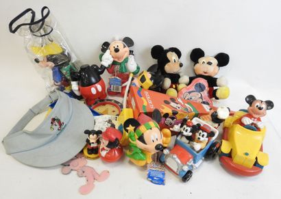 null LOT MICKEY MOUSE : figurines publicitaires (Smarties, Nestle,....), réveil,...