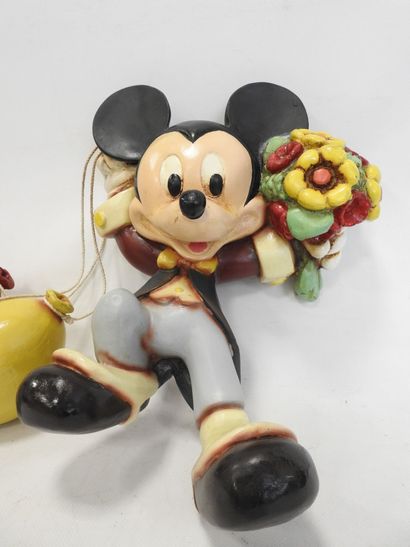 null MICKEY MOUSE : Mickey aux bouquet de fleurs et ballons. Matière composite peinte....