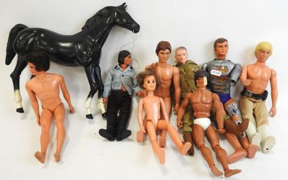 null UN CARTON avec huit poupées mannequins essentiellement masculines et leurs accessoires...