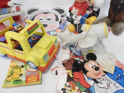 null MICKEY MOUSE : Figurines en plastique, bois et faïence, plats en plastique,...