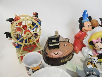 null ENSEMBLE MICKEY MOUSE : tirelire, boîte à musique, figurine, assiettes, tasse,...