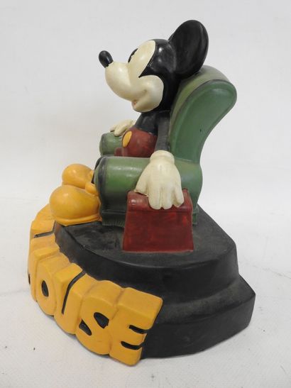 null WALT DISNEY : Mickey Mouse. Sujet en plâtre peint. Signé Stan au revers (Stan...