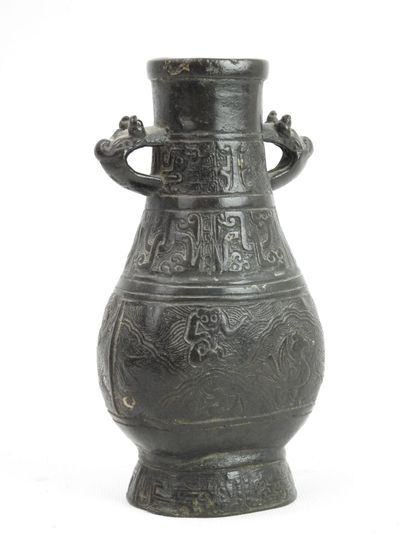 null CHINE : Vase en bronze de forme Hu à deux anses détachées. H. 17.5 cm