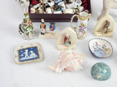 null LOT OBJETS DE VITRINE comprenant collection de dés à coudre, objets miniatures,...