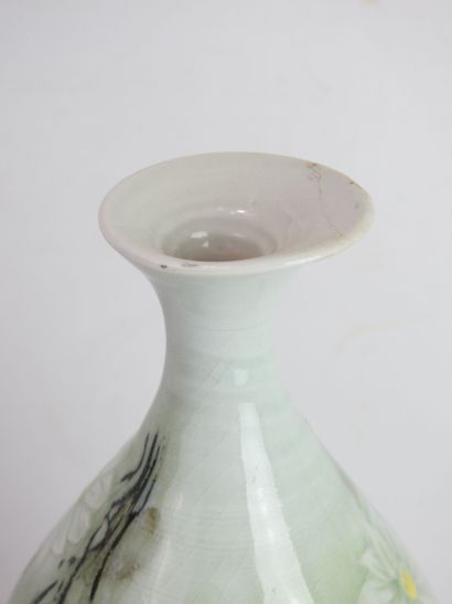 null COREE : Vase en porcelaine de forme ovoïde à col étroit à décor polychrome de...