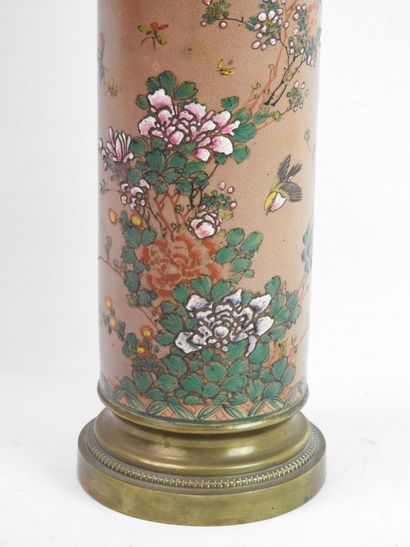 null JAPON : Vase rouleau en céramique craquelée à décor en émaux de fleurs et d'insectes....