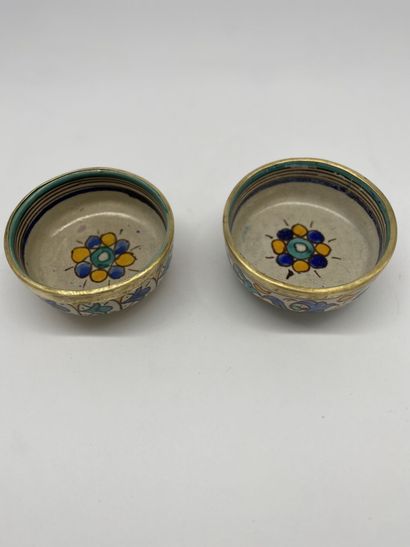 null Fès, Maroc.

Deux bols sur talons en céramique vernissée à décor floral polychrome...