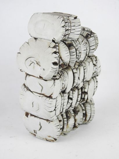 null Paul BADIE (1945) : GROUPE en céramique figurant des rondins empilés. Cachet...