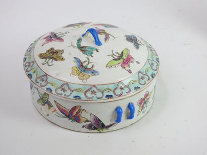 null CANTON : Boite circulaire couverte en porcelaine à décor polychrome de papillons....