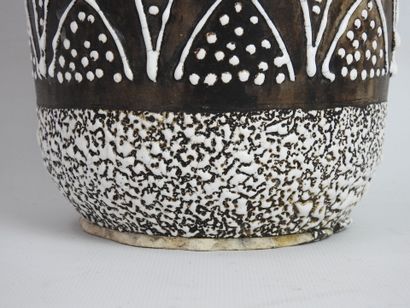 null Louis DAGE (1885-1963) : Vase en faïence à décor moucheté dans les teintes blanche...