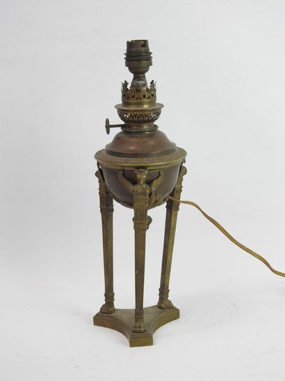 null PIED DE LAMPE en athénienne en bronze. XIXe siècle. H. 34 cm. Montage à réviser....