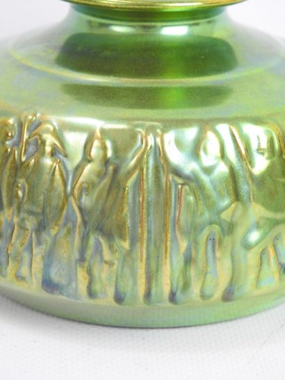 null ZSOLNAY : Vase en faïence de forme pansue aplatie à lustre métallique et décor...