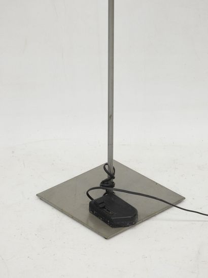 null 
LAMPADAIRE de salon en métal laqué gris à Réflecteur inclinable. H. 183 cm....