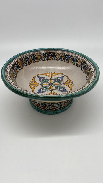 null Fès, Maroc.

Grand plat creux couvert en céramique vernissée à décor floral...