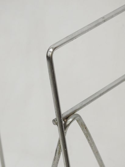 null 
TABLE en verre avec PAIRE DE TRETEAUX en métal chromé. 68 X 76 x 49 cm. Quelques...