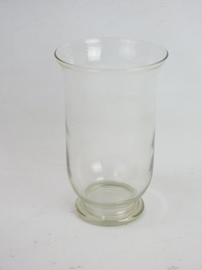 null BACCARAT : Vase en cristal de forme rouleau sur piédouche. H.: 32 cm. On joint...