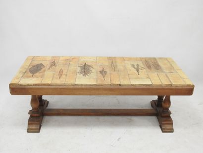 null Roger CAPRON (1922 - 2006) : Table basse à piètement en bois naturel et dessus...