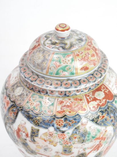 null CHINE : Vase couvert en porcelaine de forme ovoïde à décor en bleu, rouge et...