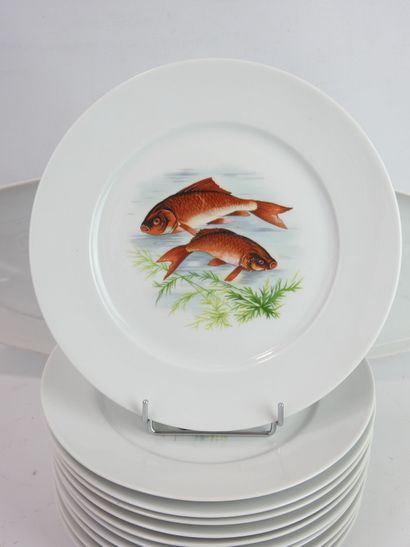null NEUF assiettes à poisson en porcelaine de Sologne. Diam. 25.5 cm. Usures. On...