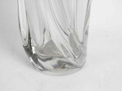 null Dans le goût de DAUM : Vase en cristal incolore de section triangulaire. H....
