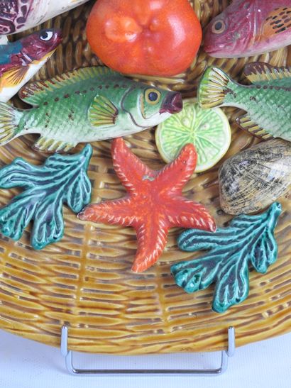 null VALLAURIS : Plat en faïence polychrome façon vannerie à décor de poissons, fruits...