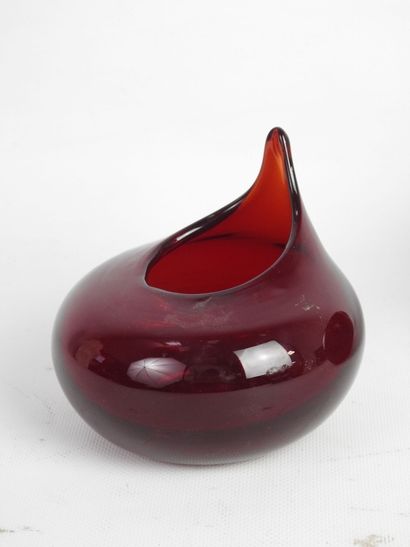 null Christian TORTU - XXe siècle. Vase en verre soufflé teinté rouge. 12 x 12 cm....