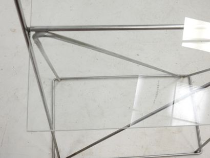 null 
TABLE en verre avec PAIRE DE TRETEAUX en métal chromé. 68 X 76 x 49 cm. Quelques...