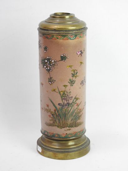 null JAPON : Vase rouleau en céramique craquelée à décor en émaux de fleurs et d'insectes....