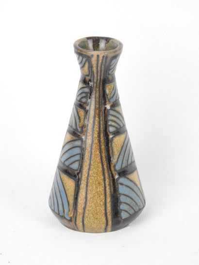 null ODETTA, HB QUIMPER: Petit vase tronconique en grès émaillé à décor géométrique...
