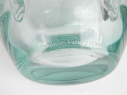 null DAUM Nancy France : Vase en cristal teinté vert à anses collées à chaud. Signé...