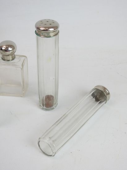 null NECESSAIRE de voyage en verre et métal argenté. 9 pièces. Quelques usures et...