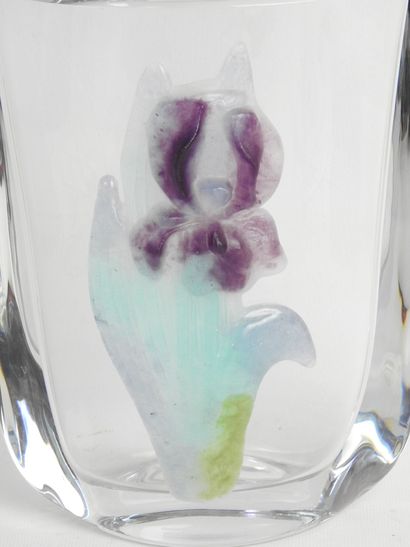 null DAUM France : Vase en cristal avec application de pâte de verre en forme d'iris....