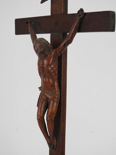 null CHRIST en buis sculpté, la tête penchée à droite, la bouche ouverte, le périzonium...