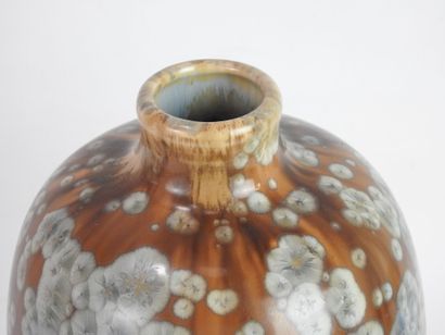 null MOUGIN à Nancy : Vase en grès de forme ovoïde à décor cristallisé. Marqué au...