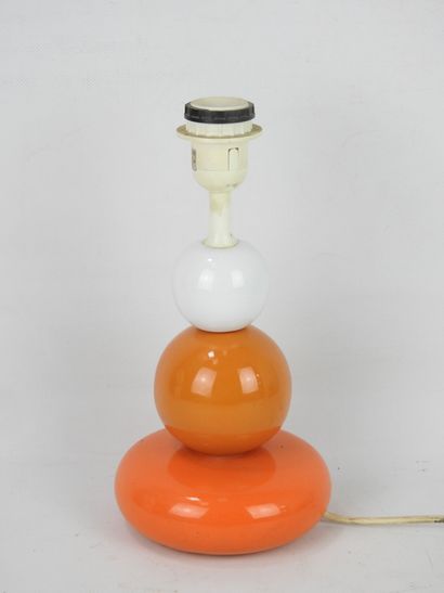 null LAMPE à trois sphères en faïence polychrome. Circa 1970. H. 31 cm. Usures