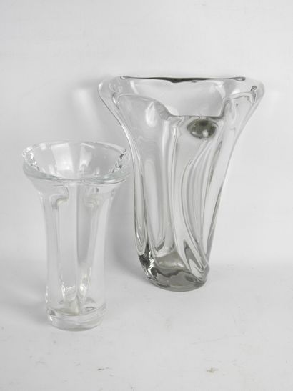 null Dans le goût de DAUM : Vase en cristal incolore de section triangulaire. H....